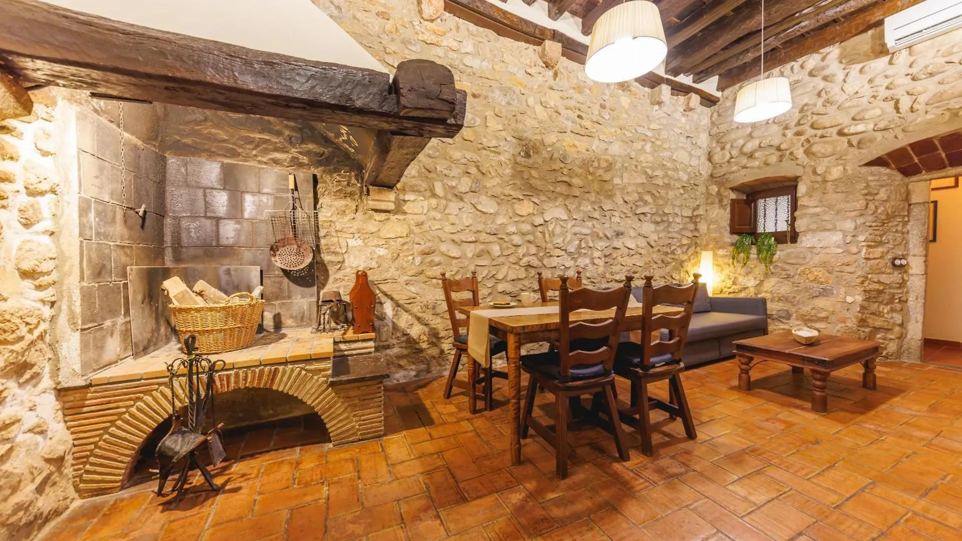 Bravissimo Girona 1593, Medieval Charm