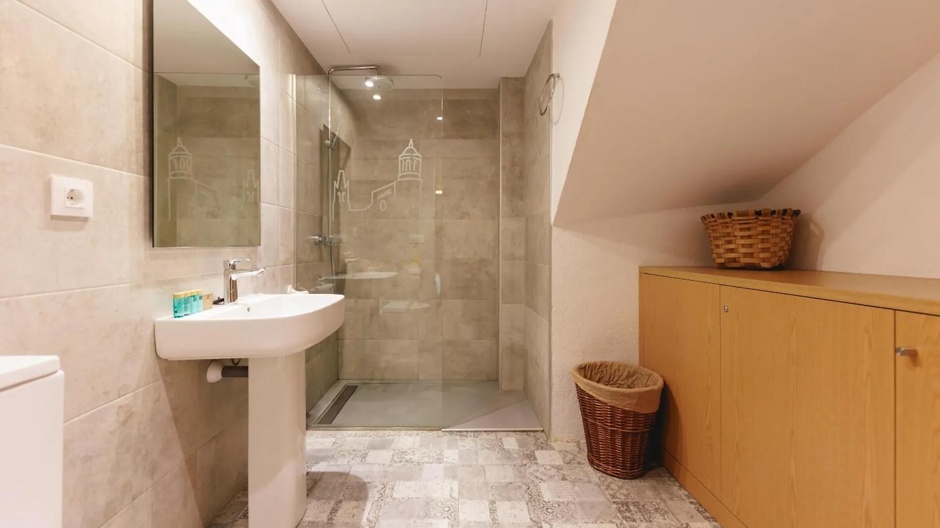 Bravissimo Girona 1593, Medieval Charm