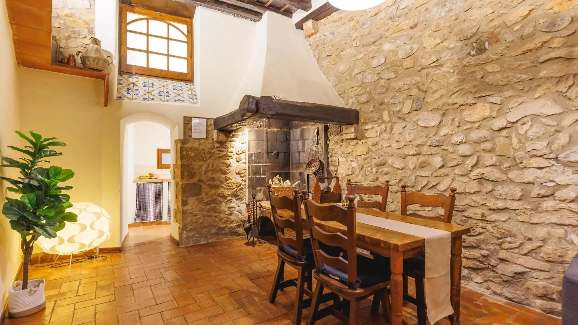 Bravissimo Girona 1593, Medieval Charm 0*,